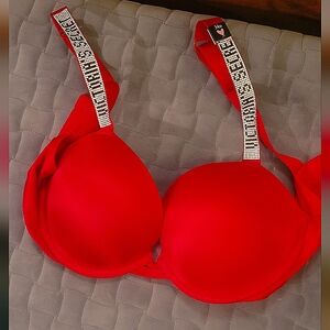Yasssss Honey!! Brand New 34D Holiday Red sequin strapped Bra